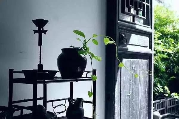 家里財(cái)運(yùn)只出不進(jìn)？跟客廳門窗風(fēng)水有大關(guān)系！